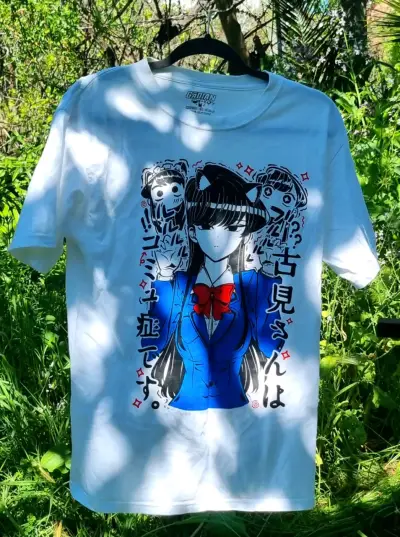 Polera anime blanca con diseño gráfico - miniatura 2