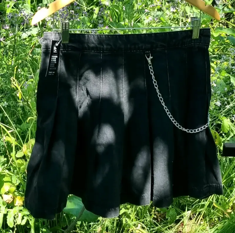 Falda negra con cadena estilo punk - 1