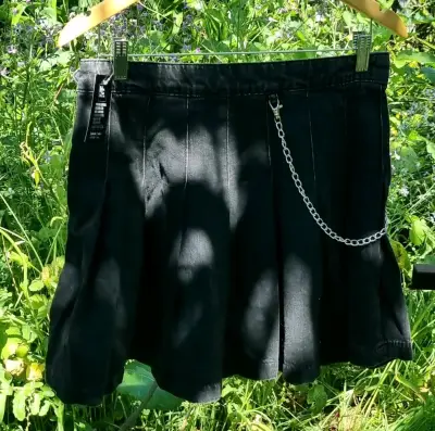 Falda negra con cadena estilo punk - miniatura 1