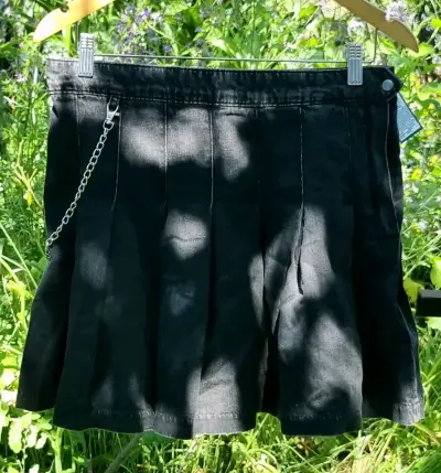 Falda negra con cadena estilo punk - miniatura 2
