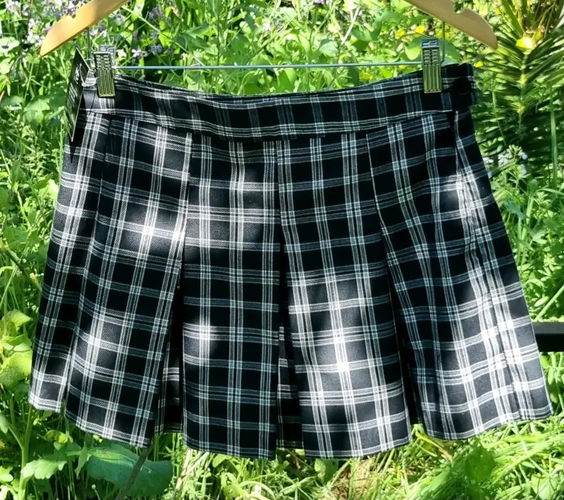 Falda corta a cuadros estilo escocés H&M - 1