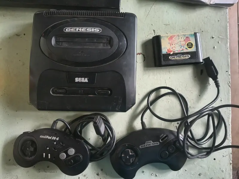 Consola Sega Genesis con controles y juego
