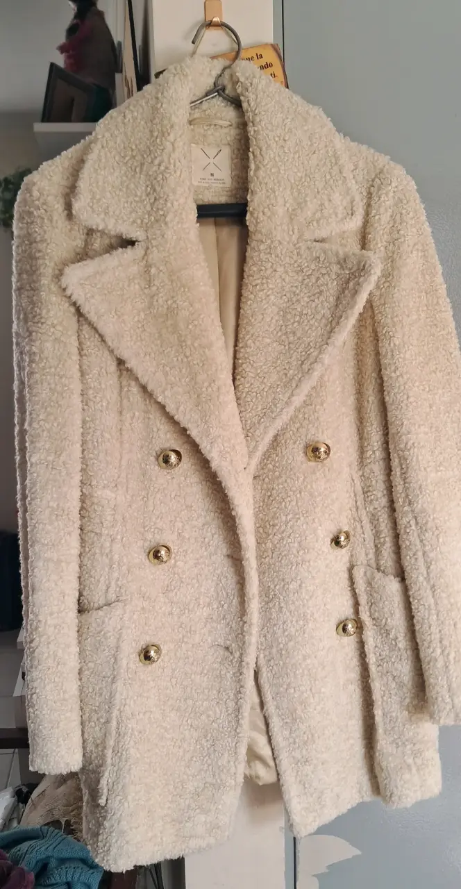 Abrigo de lana beige con botones dorados - 1