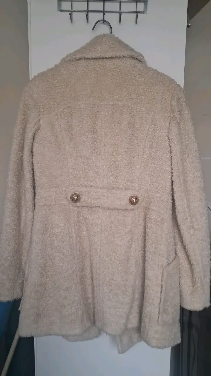 Abrigo de lana beige con botones dorados - 2