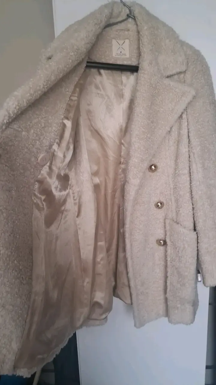 Abrigo de lana beige con botones dorados - 4
