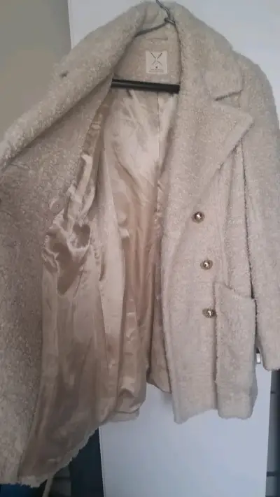 Abrigo de lana beige con botones dorados - miniatura 4
