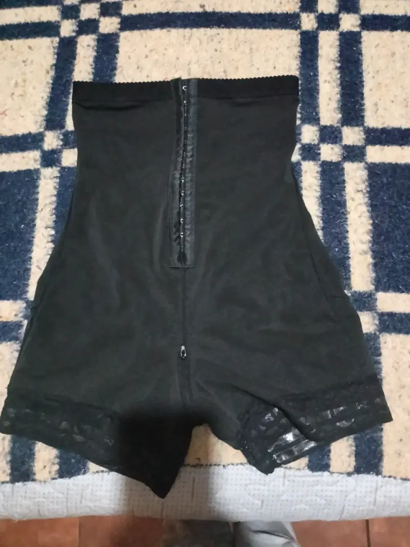 Faja moldeadora negra con cierre frontal