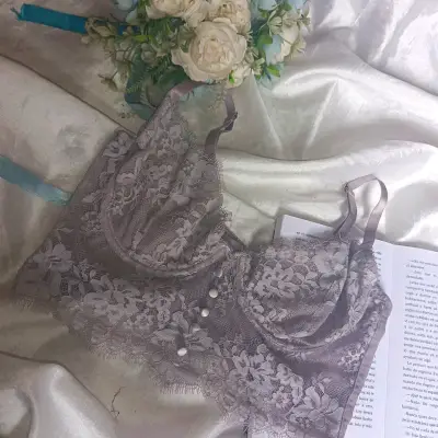 Bralette de encaje gris con botones decorativos - miniatura 1