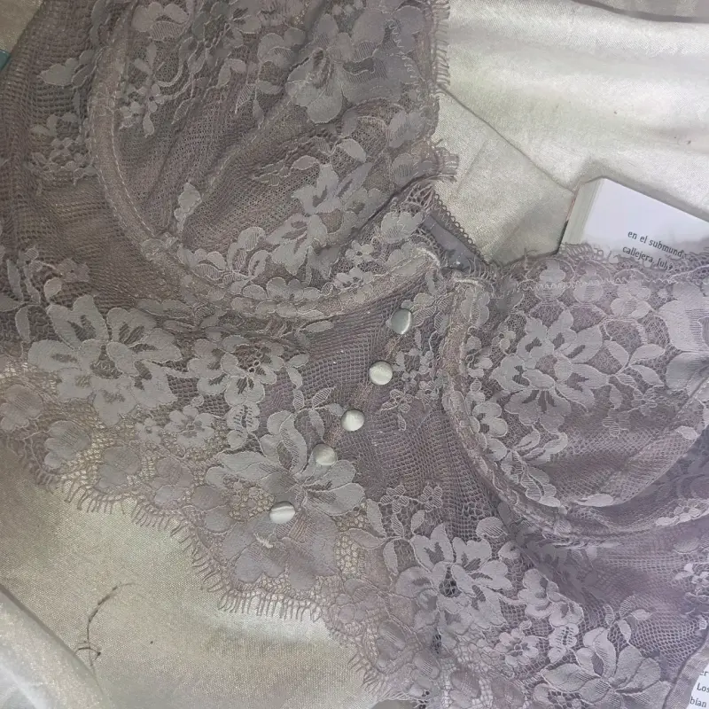 Bralette de encaje gris con botones decorativos - 2