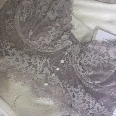 Bralette de encaje gris con botones decorativos - miniatura 2