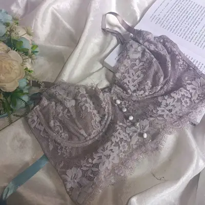 Bralette de encaje gris con botones decorativos - miniatura 3