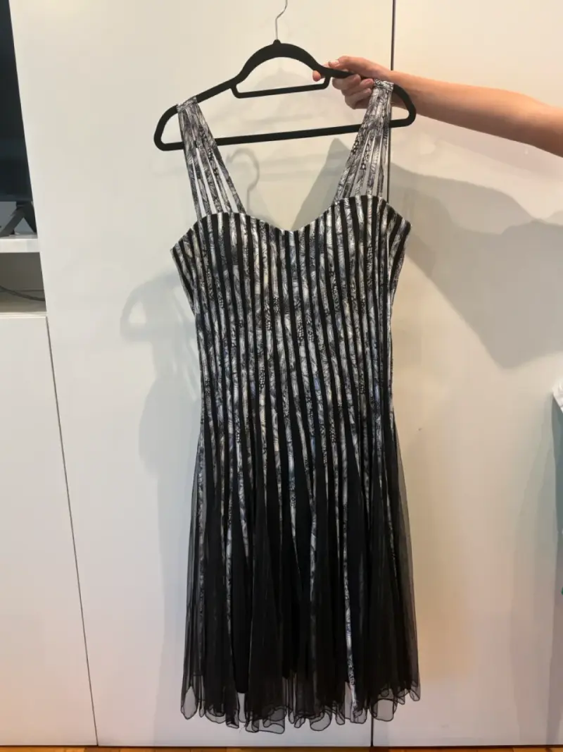 Vestido de fiesta plisado blanco y negro - 1