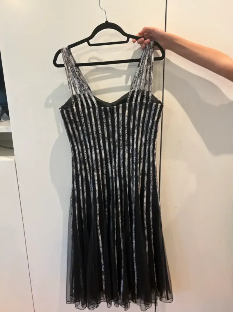 Vestido de fiesta plisado blanco y negro - 2