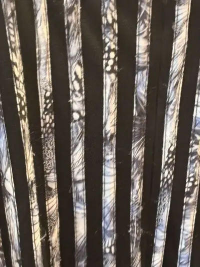 Vestido de fiesta plisado blanco y negro - miniatura 3