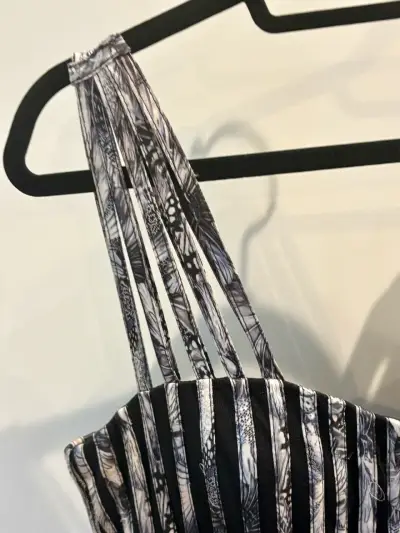 Vestido de fiesta plisado blanco y negro - miniatura 5