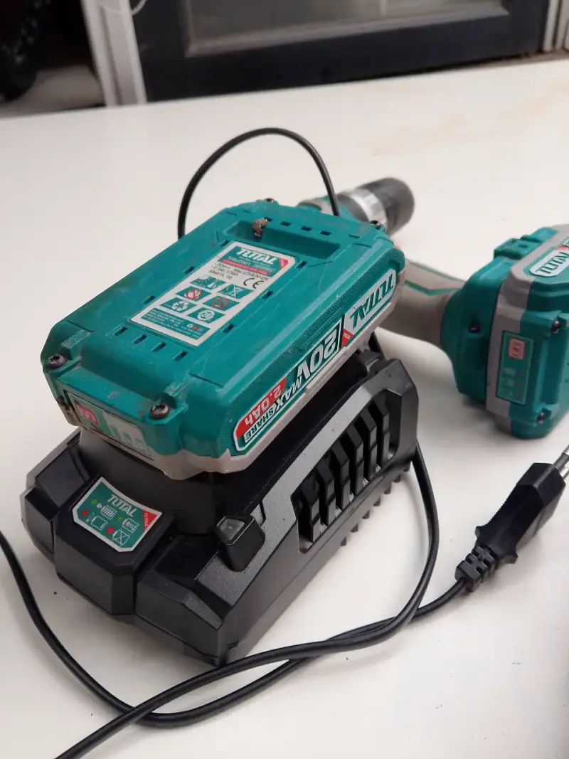 Taladro Inalámbrico Total 20V con Cargador - 1