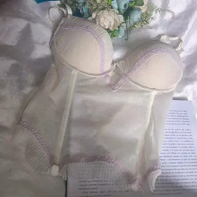 Corset de encaje blanco con detalles en lila - miniatura 2
