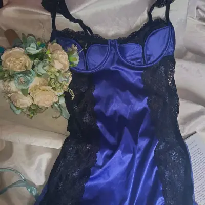 Baby doll de satén azul con encaje negro - miniatura 2