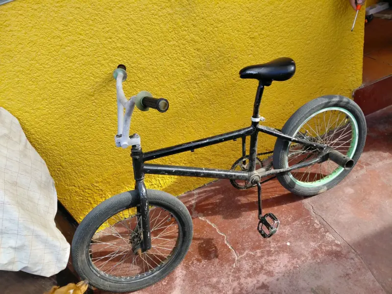 Bicicleta BMX negra para acrobacias nuevos forros - 1