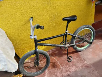 Bicicleta BMX negra para acrobacias nuevos forros - miniatura 1