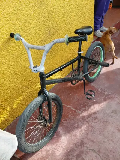 Bicicleta BMX negra para acrobacias nuevos forros - miniatura 2