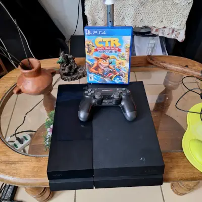 Consola PlayStation 4 con juego CTR y control - miniatura 1