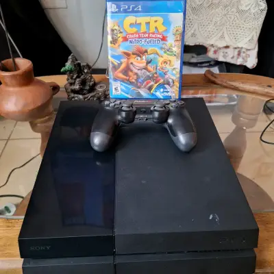 Consola PlayStation 4 con juego CTR y control - miniatura 2