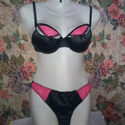 Conjunto de lencería negro y rosa con encaje - miniatura 1