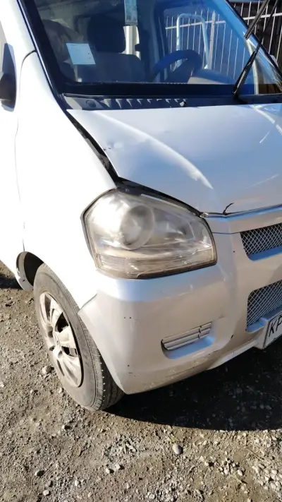 Camioneta blanca con detalles en carrocería - miniatura 1