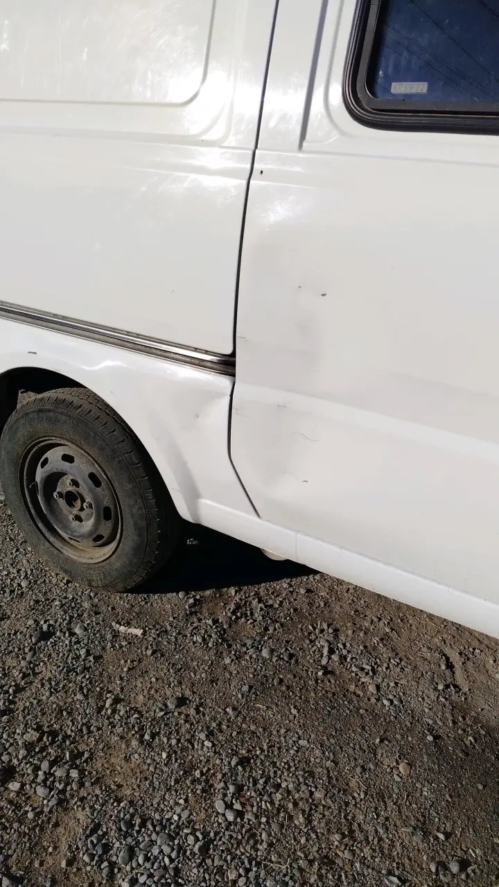 Camioneta blanca con detalles en carrocería - 2