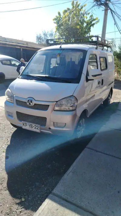 Camioneta blanca con detalles en carrocería - miniatura 3