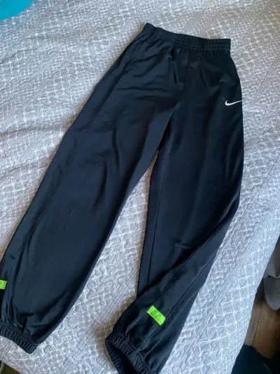 Pantalones deportivos negros Nike para hombre - miniatura 1