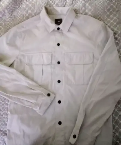 Camisa blanca de hombre H&M con bolsillos - miniatura 1