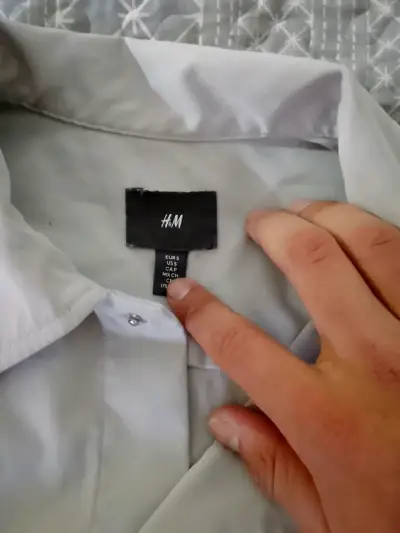 Camisa blanca de hombre H&M con bolsillos - miniatura 2