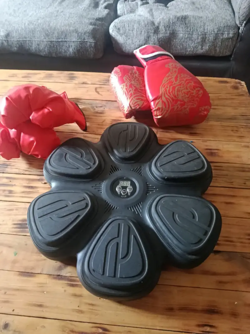 Plataforma de entrenamiento con guantes de boxeo - 2