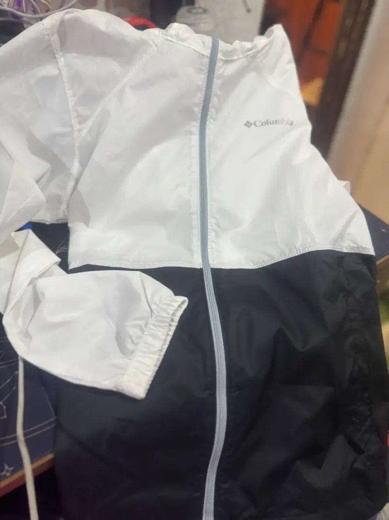 Chaqueta cortaviento Columbia blanca y negra