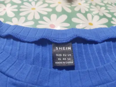 Polera azul de manga corta Shein talla XL - miniatura 2