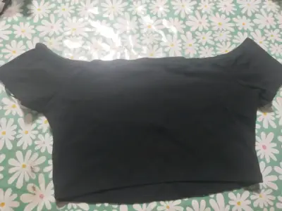 Top negro de hombros descubiertos - miniatura 1