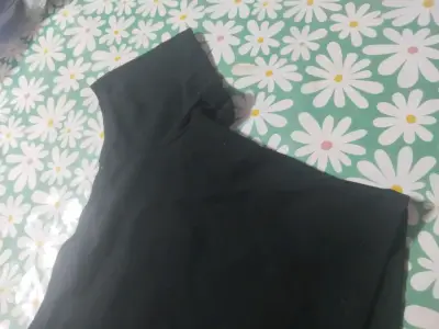 Top negro de hombros descubiertos - miniatura 3