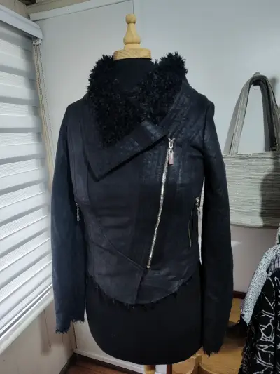 Chaqueta negra de piel sintética Jennifer Lopez - miniatura 2