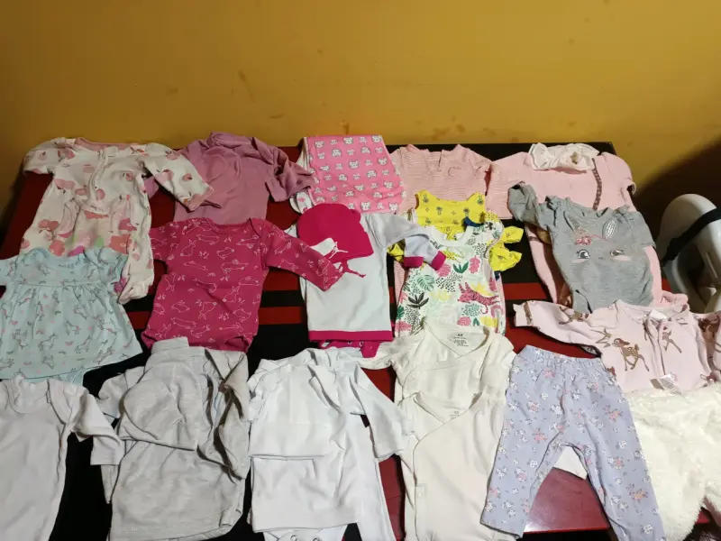 Lote de ropa de bebé para niña en buen estado