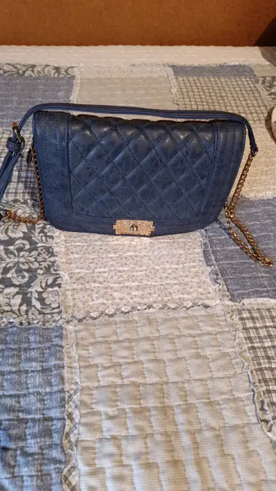 Cartera de mujer azul con cadena dorada - miniatura 1