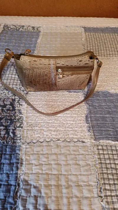Cartera de mujer azul con cadena dorada - miniatura 2