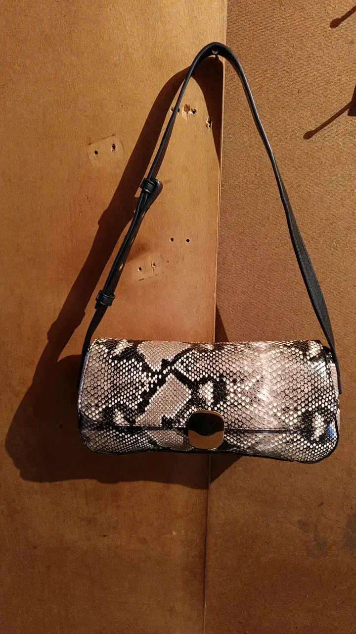 Cartera de mujer azul con cadena dorada - 3