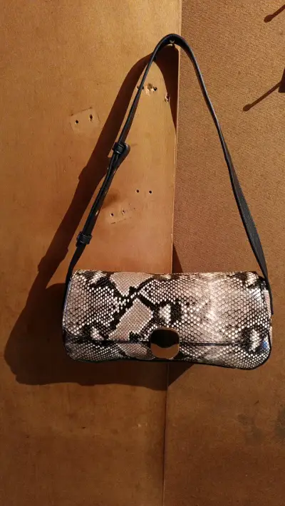 Cartera de mujer azul con cadena dorada - miniatura 3