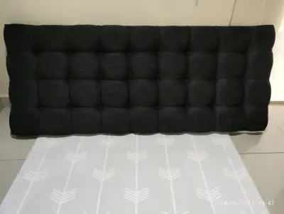 Respaldo de cama acolchado negro - miniatura 1