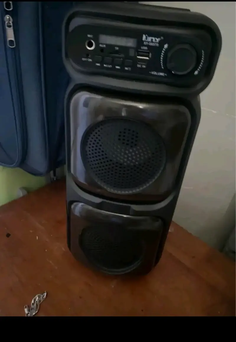 Parlante con luces LED y sonido Hi-Fi - 3