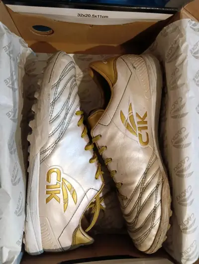 Zapatillas de baby fútbol C1K doradas talla 41 - miniatura 4