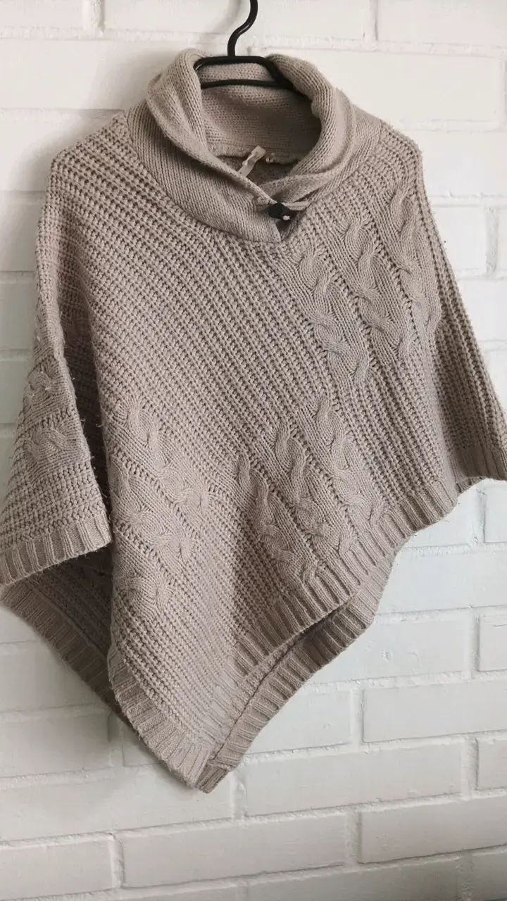 Poncho de punto beige con cuello alto