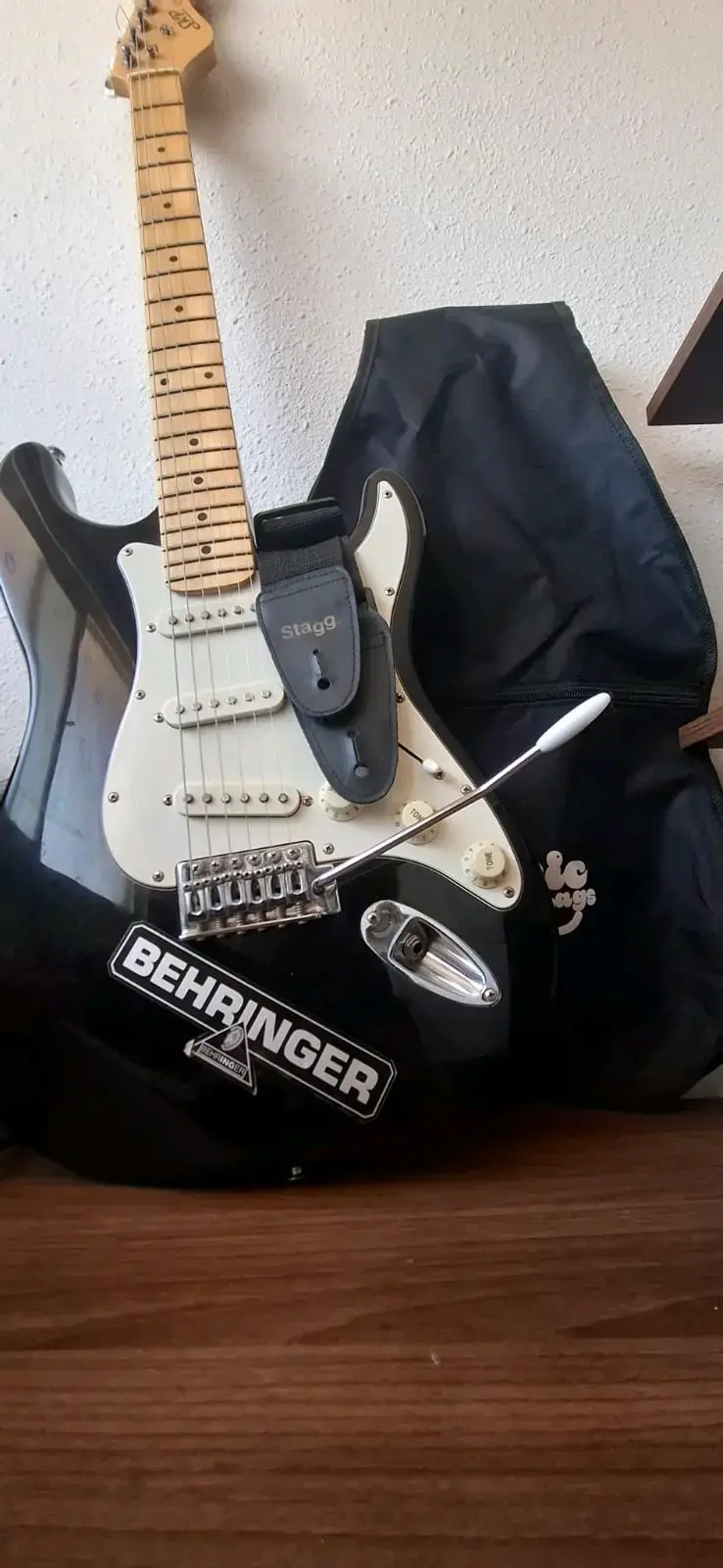 Guitarra eléctrica Behringer con amplificador SKP - 2